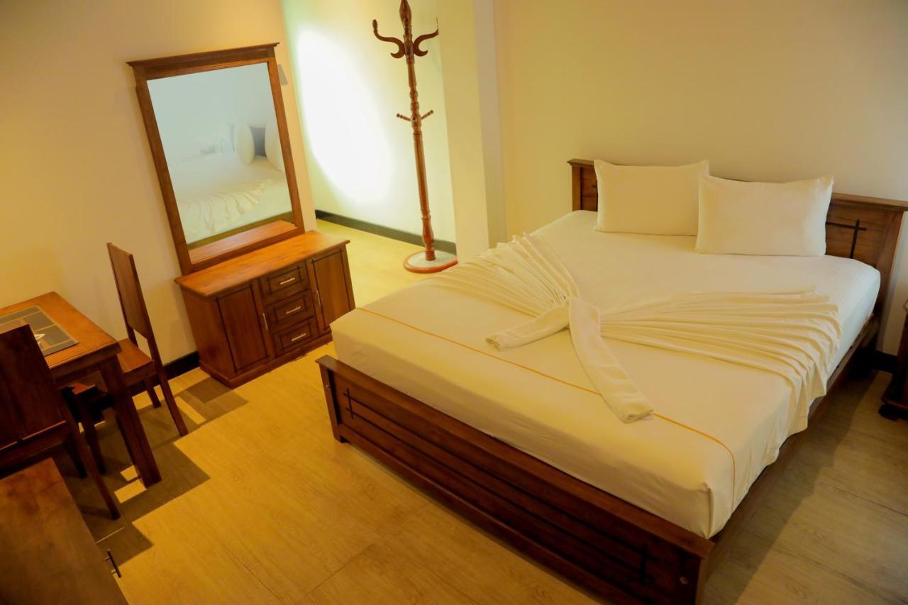 Aurora Banquet And Hotel Chilaw Exteriör bild